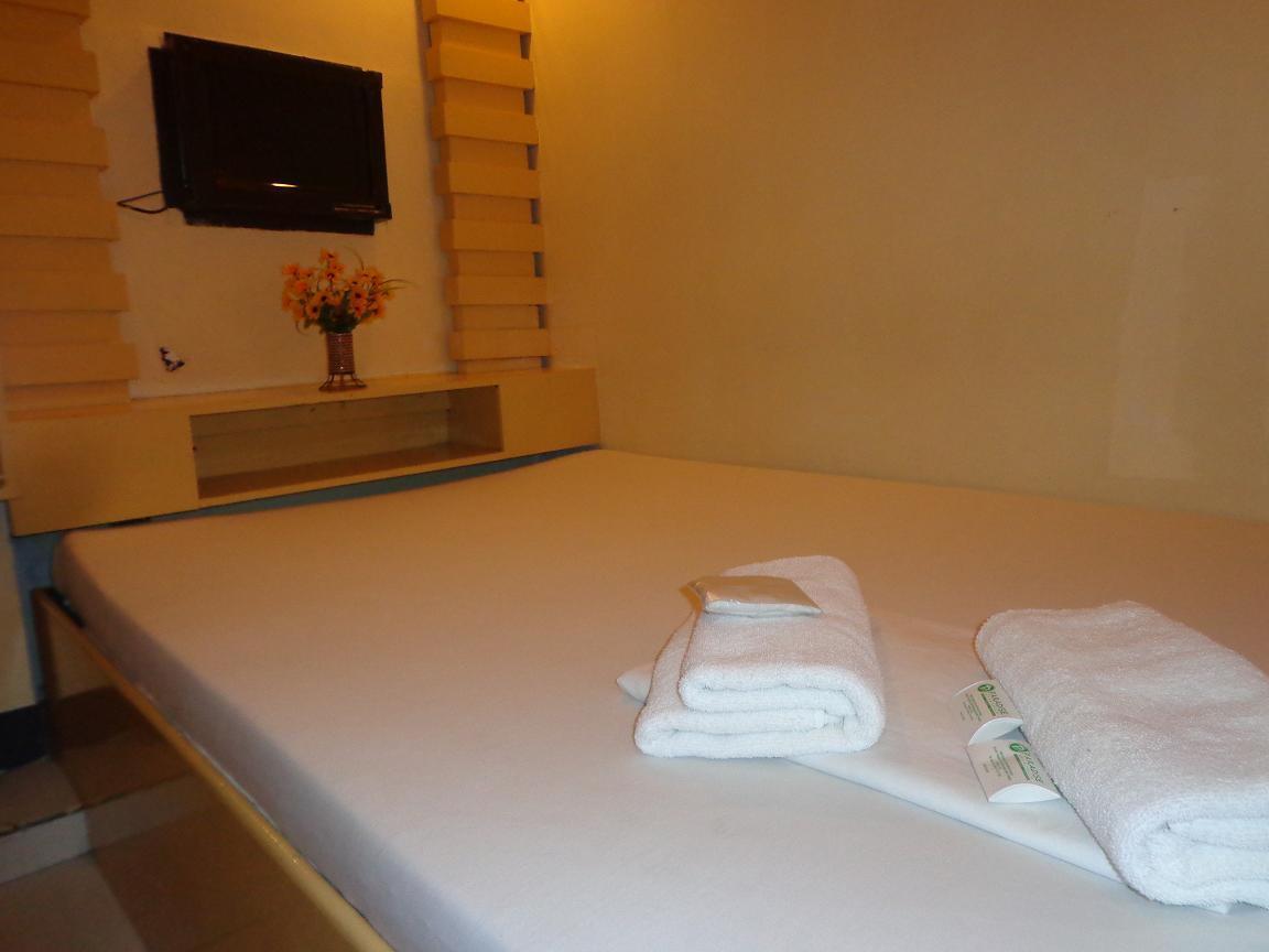 OYO 191 Paradise Apartelle Hotel Manila Esterno foto