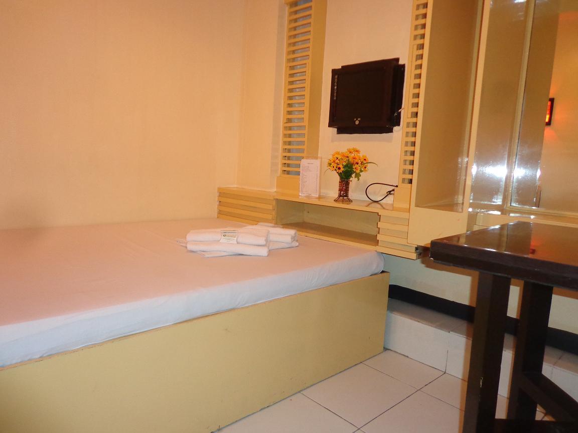 OYO 191 Paradise Apartelle Hotel Manila Esterno foto