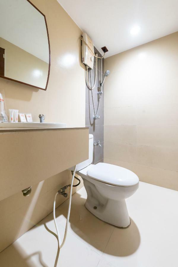 OYO 191 Paradise Apartelle Hotel Manila Esterno foto
